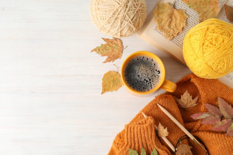 Konzept der Herbst mit Garn Kugeln auf weißem Holz Hintergrund